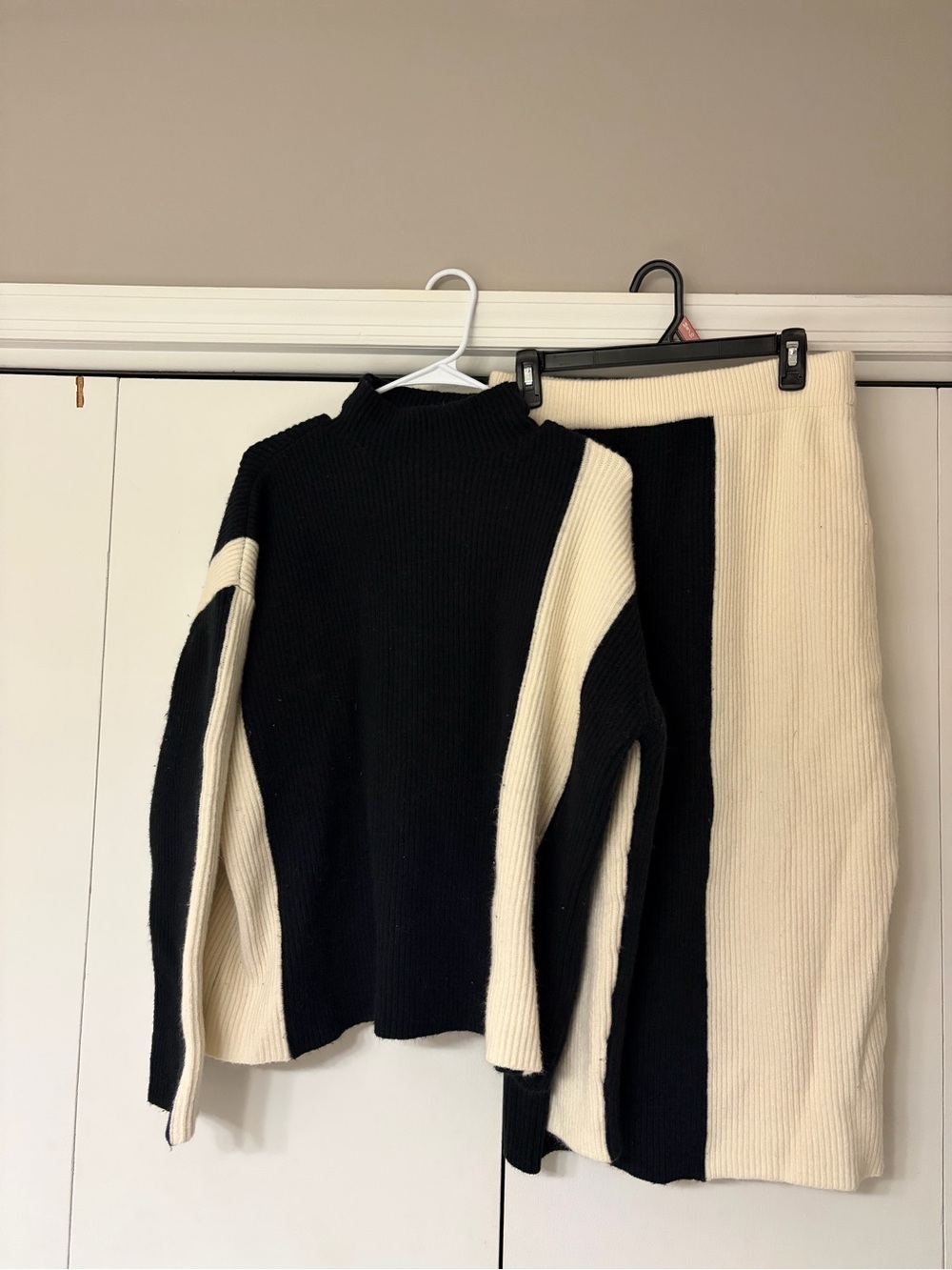 Commense Black & Cream Colorblock Ribbed Sweater Set - Picture 12 of 12